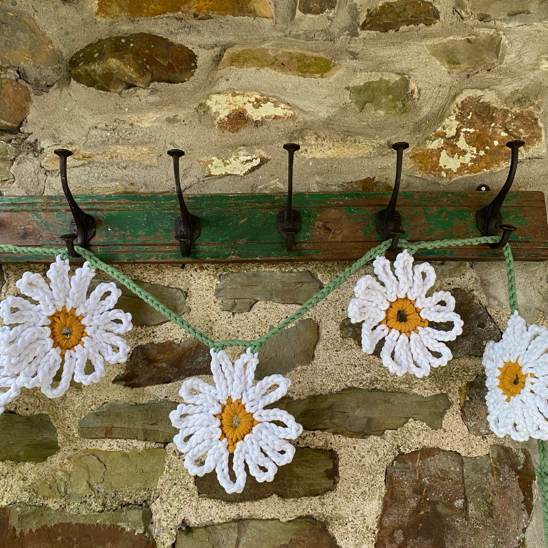 Giant Daisy Bunting