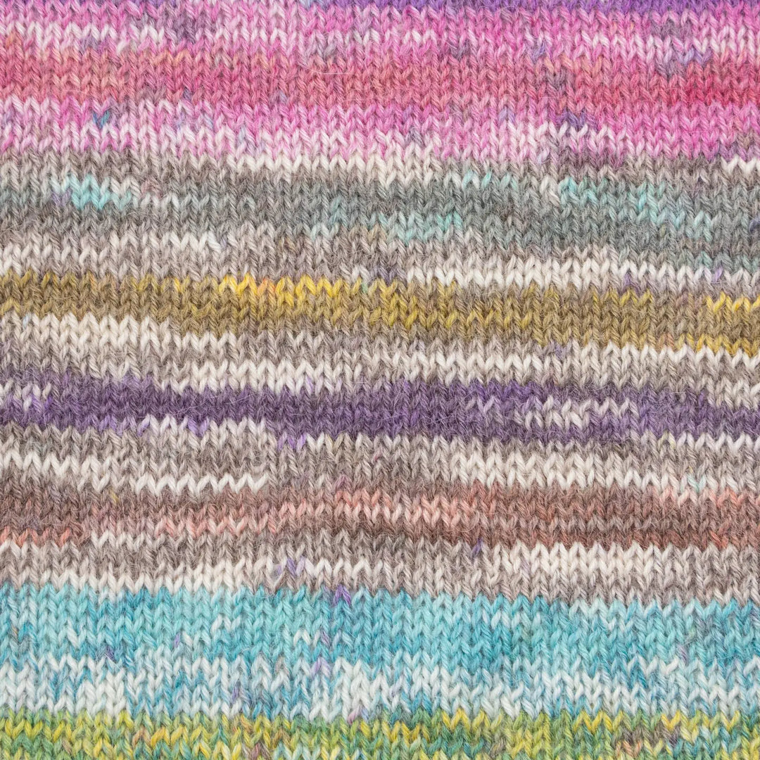 Multicolored knitted fabric with horizontal stripes