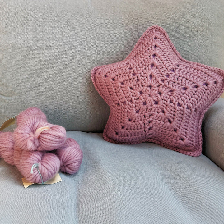 super chunky crochet star cushion with yarn